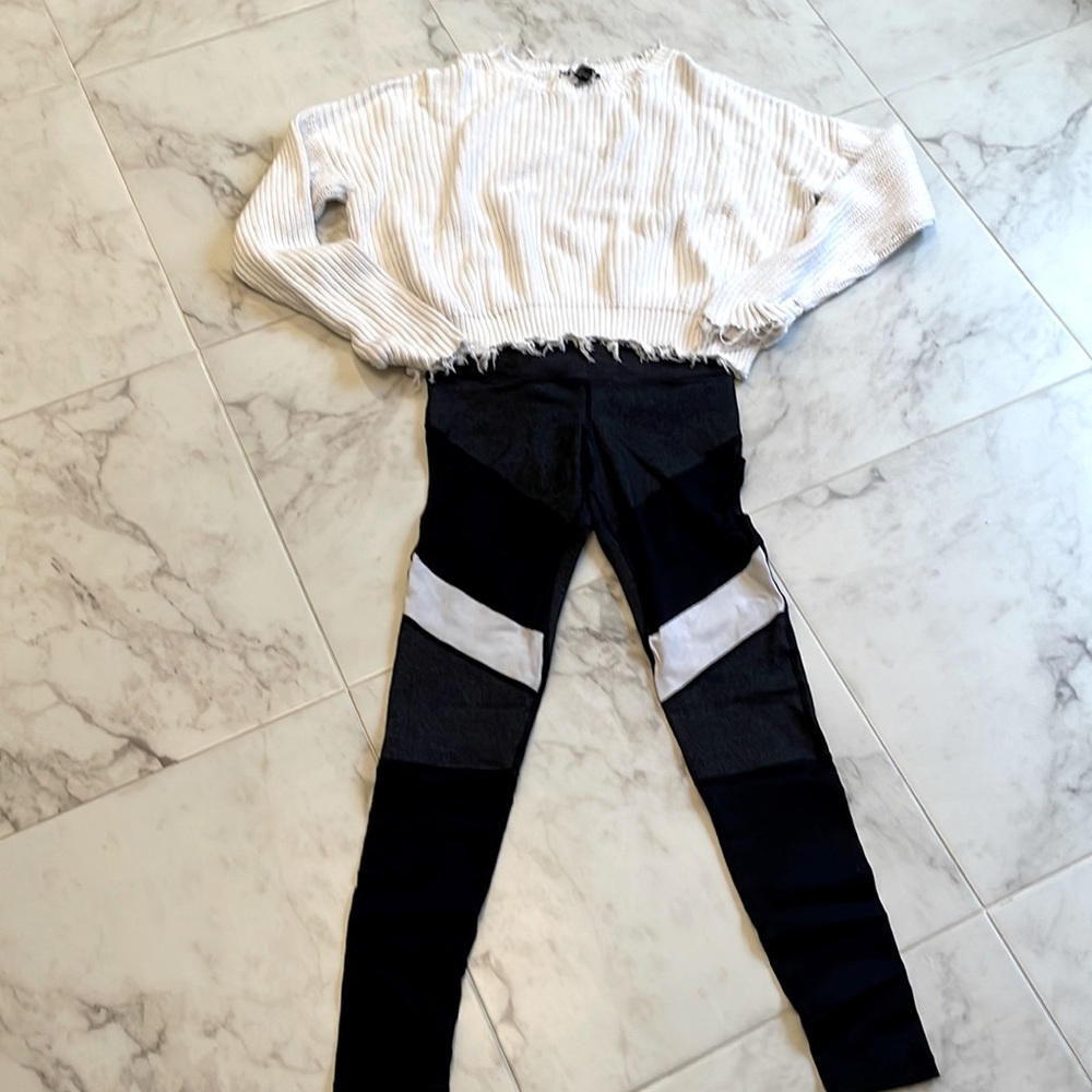 Vimkia black/dark grey leggings with white and black detail.